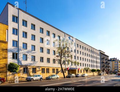 Varsovie, Pologne - 12 août 2021 : Service pénitentiaire de Sluzba Wiezienna - bâtiment du bureau de l'autorité pénitentiaire de l'État dans la rue Rakowiecka, dans la rue Mokotow Banque D'Images