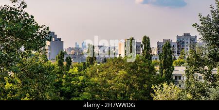 Varsovie, Pologne - 24 juillet 2021 : vue panoramique sur le quartier d'Ursynow et du centre-ville de Środmiescie avec des développements résidentiels intensifs près de Las Kabacki F Banque D'Images