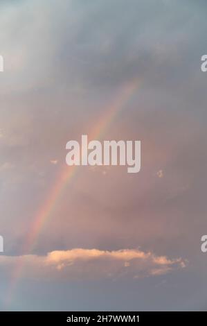 Arc-en-ciel sur un ciel nuageux, Howrah, Bengale-Occidental, Inde Banque D'Images