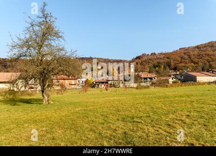 Paysage rural en automne du petit village italien Brinzio situé dans la vallée de Rasa dans la province de Varèse, Lombardie, Italie Banque D'Images