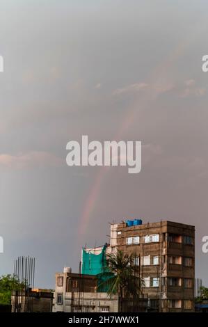 Arc-en-ciel sur un ciel nuageux, Howrah, Bengale-Occidental, Inde Banque D'Images