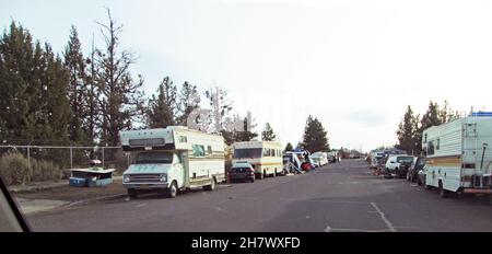 Les vieux camping-cars et les fourgonnettes, les tentes et les abris faits maison marquent le plus grand camp de sans-abri de Bend, Oregon.Bend, une ville d'environ 95,000 000 habitants, compte plus d'un millier de sans-abri. Banque D'Images