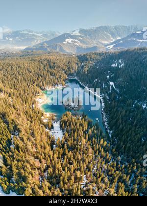Image aérienne du lac Caumasee avec vue d'ensemble de la vallée à la fin de l'automne et au début de la saison hivernale Banque D'Images