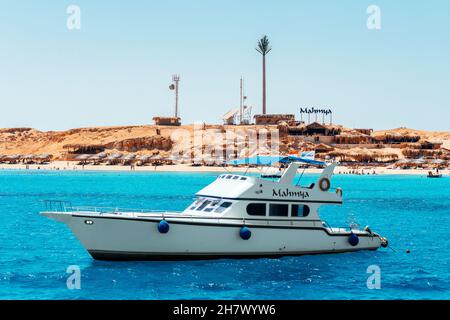 Hurghada, Égypte - 3 août 2014 : bateau blanc près de Paradise Island Banque D'Images