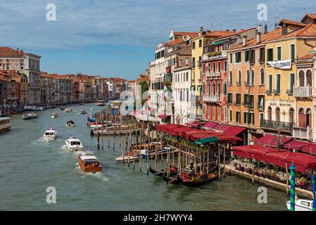 Bateaux sur le Grand Canal (Canal Grande) vus du pont du Rialto, Venise, Italie Banque D'Images