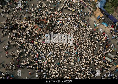 Dhaka, Bangladesh.25 novembre 2021.Une foule d'étudiants tenant des pancartes se réunit à Dhaka pour bloquer les routes pendant la manifestation sur la sécurité routière.des étudiants de différents établissements d'enseignement poursuivent leurs manifestations pour la deuxième journée à Dhaka pour exiger la sécurité sur les routes après le décès d'un étudiant du Collège notre Dame dans un accident.Nayeem Hasan, étudiant en deuxième année du collège, a été tué mercredi dans un accident de la route.(Photo de Sazzad Hossain/SOPA Images/Sipa USA) crédit: SIPA USA/Alay Live News Banque D'Images