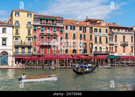 Télécabine et bateau à moteur sur le Grand Canal (Canal Grande), Venise, Italie Banque D'Images