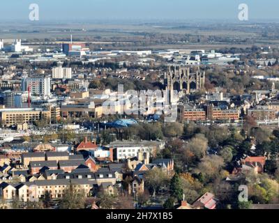 Peterborough, Royaume-Uni.22 novembre 2021.Vue sur le centre-ville, y compris le pont Crescent (bleu), le centre Queensgate à gauche et la cathédrale de Peterborough (centre à droite), à Peterborough, Cambridgeshire, Royaume-Uni, le 22 novembre,2021 crédit : Paul Marriott/Alay Live News Banque D'Images