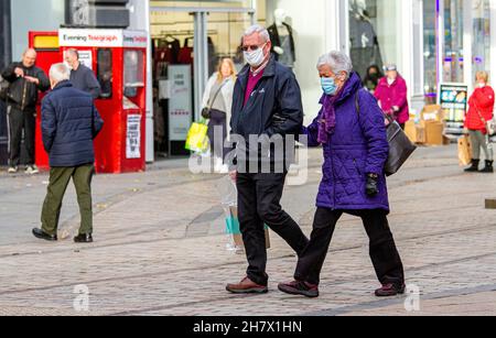 Dundee, Tayside, Écosse, Royaume-Uni.25 novembre 2021.Météo au Royaume-Uni : le temps d'automne est amèrement froid avec des températures aussi basses que 5°C.Le jour de novembre, un peu de grands adultes s'aventurent dans le centre-ville pour faire leurs achats de Noël.Crédit : Dundee Photographics/Alamy Live News Banque D'Images