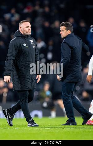 LONDRES, ANGLETERRE - NOVEMBRE 24 : le directeur Wayne Rooney du comté de Derby et le directeur Marco Silva de Fulham pendant le match de championnat Sky Bet entre Fu Banque D'Images
