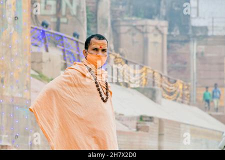 Photo d'un moine à Varanasi le matin.Il porte un masque par mesure de précaution contre le covid Banque D'Images