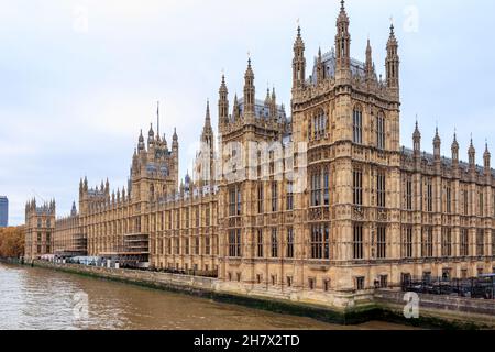 Le Palais de Westminster (chambres du Parlement) sur la rive nord de la Tamise, vu du pont de Westminster, Londres, Royaume-Uni Banque D'Images