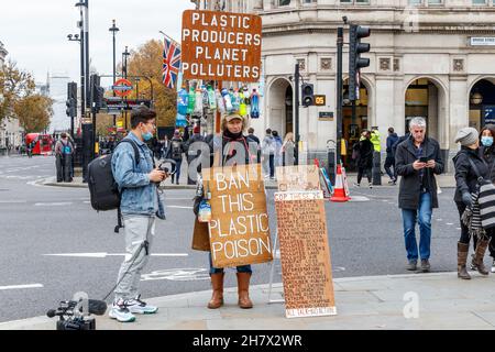 Un manifestant en dehors du Parlement manifestant contre les polluants plastiques, Westminster, Londres, Royaume-Uni Banque D'Images