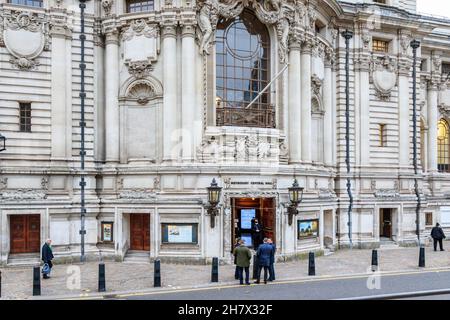 Entrée du Methodist Central Hall (appelé Central Hall Westminster), un lieu polyvalent de la ville de Westminster, Londres, Royaume-Uni Banque D'Images