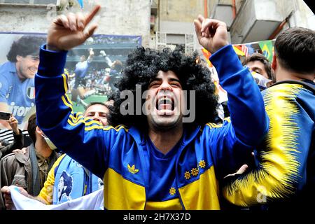 Naples, Italie.25 novembre 2021.Fan de Boca Juniors célèbre à la fresque de Diego Armando Maradona dans les quartiers espagnols, pour l'anniversaire de la première année depuis sa mort.Naples, Italie, 25 novembre 2021.(Photo par Vincenzo Izzo/Sipa USA) crédit: SIPA USA/Alay Live News Banque D'Images