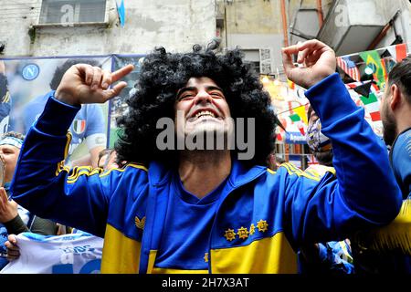 Naples, Italie.25 novembre 2021.Fan de Boca Juniors célèbre à la fresque de Diego Armando Maradona dans les quartiers espagnols, pour l'anniversaire de la première année depuis sa mort.Naples, Italie, 25 novembre 2021.(Photo par Vincenzo Izzo/Sipa USA) crédit: SIPA USA/Alay Live News Banque D'Images