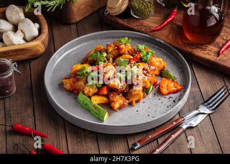 Poisson de zander cuit à l'asiatique, sauce aigre-douce Banque D'Images