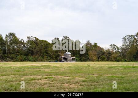 LA NOUVELLE-ORLÉANS, LA - 5 DÉCEMBRE 2020 : grange de stockage au bord des bois dans le parc de la ville Banque D'Images