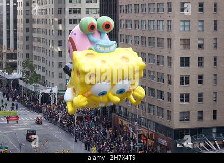 New York, États-Unis.25 novembre 2021.Le SpongeBob Squarepaing et le ballon Gary descendent le long de la route du défilé à la 95e parade de la fête de Thanksgiving de Macy à New York le jeudi 25 novembre 2021.La parade a commencé en 1924, la liant pour la deuxième plus ancienne parade de Thanksgiving aux États-Unis avec la parade de Thanksgiving de l'Amérique à Detroit.Photo de John Angelillo/UPI crédit: UPI/Alay Live News Banque D'Images