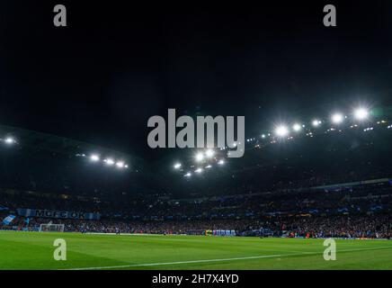 Manchester, Royaume-Uni.24 novembre 2021.Vue générale du stade et des équipes en ligne lors du match de l'UEFA Champions League entre Manchester City et Paris Saint-Germain Feminines au Etihad Stadium, Manchester, Angleterre, le 24 novembre 2021.Photo d'Andy Rowland.Crédit : Prime Media Images/Alamy Live News Banque D'Images