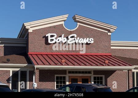 Englewood - Circa novembre 2021 : restaurant Bob Evans.Bob Evans vend également une gamme de produits alimentaires au détail. Banque D'Images