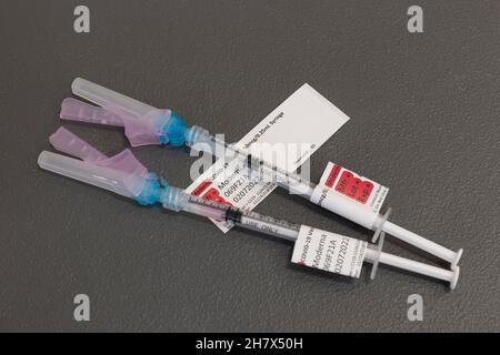 Indianapolis - Circa novembre 2021: Moderna COVID-19 seringues de rappel de vaccination ou aiguilles hypodermiques.Les boosters COVID-19 ont été recommandés pour un Banque D'Images