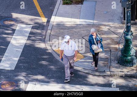 LA NOUVELLE-ORLÉANS, LA - 21 NOVEMBRE 2020 : l'homme et la femme entrent dans le passage d'une rue du centre-ville Banque D'Images
