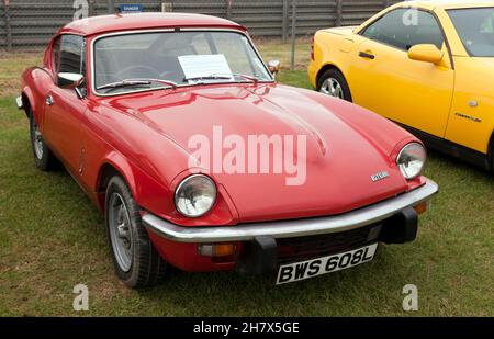 Vue des trois quarts avant d'un Rouge, 1972, Triumph Spitfire GT6, MkIII, exposé au Silverstone Classic 2021 Banque D'Images