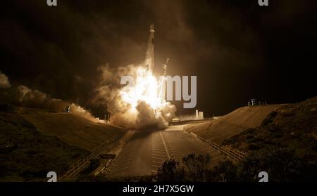 Vandenberg, États-Unis d'Amérique.24 novembre 2021.Une fusée d'appoint SpaceX Falcon 9 transportant la mission d'essai de défense planétaire de la NASA, Double Asteroid Redirection Test, quitte le complexe de lancement spatial 4 à la base spatiale de Vandenberg le 24 novembre 2021 à Vandenberg, en Californie.Le vaisseau spatial DART est conçu pour s'écraser dans un astéroïde tout en roulant à une vitesse de 15,000 miles par heure pour modifier la trajectoire afin d'éviter un impact sur la Terre.Credit: Bill Ingalls/NASA/Alamy Live News Banque D'Images