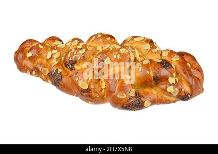 Pain fantaisie avec raisins secs en slovaque appelé: Vianocka. Tranches de pain sucrées avec et une pièce entière dans le dos. Pain de Pâques. Isolé sur blanc Banque D'Images