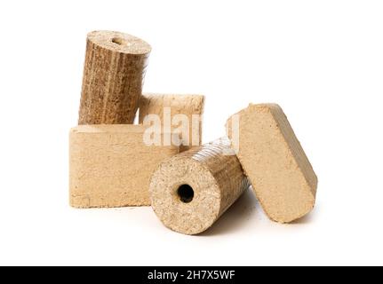 briquettes de sciure de bois isolées sur fond blanc Banque D'Images