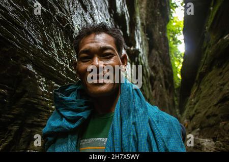 Un homme tribal dans une grotte appelée la grotte d'Ali . Banque D'Images