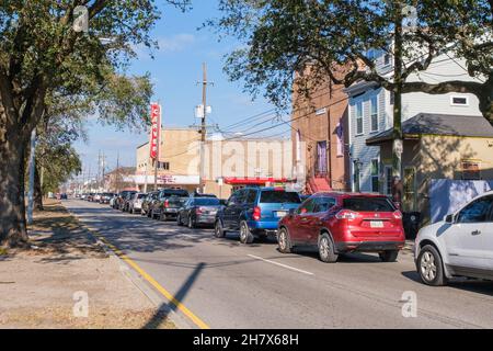 NEW ORLEANS, LA, États-Unis - 9 JANVIER 2021 : gamme de voitures soutenue pour recevoir la distribution d'aliments caritatifs dans Treme Neighborhood pendant une pandémie Banque D'Images