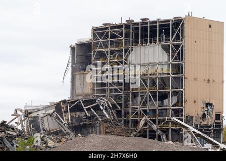 Marquette (Michigan) - 20 octobre 2021 : un bâtiment abandonné est démoli et détruit par une journée de fonte Banque D'Images