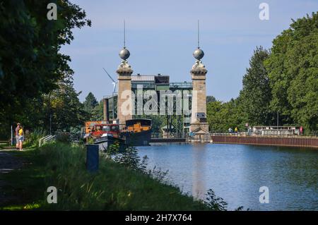 Waltrop, Rhénanie-du-Nord-Westphalie, Allemagne - Parc de l'écluse et des ascenseurs des navires Waltrop.Ici, Hoist Henrichenburg du navire du Musée industriel LWL vu de l'He Banque D'Images