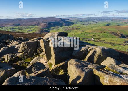 Atteindre le sommet de Simon's Seat par la vallée de la Désolation près de l'abbaye de Bolton à Wharfedale dans les Yorkshire Dales Banque D'Images