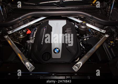 Lviv, Ukraine - 21 octobre 2020 : compartiment moteur BMW x6 m50d Banque D'Images