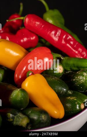 Encore vie ou poivrons rouges, jaunes et verts et courgette dans un bol Banque D'Images