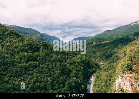 La rivière Tara coule le long du fond d'un canyon dans les montagnes.Monténégro Banque D'Images