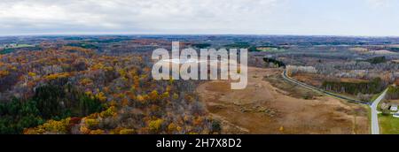 Photographie aérienne du lac Butler lors d'un matin d'automne couvert.Dundee, Wisconsin, États-Unis. Banque D'Images