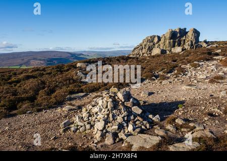 Atteindre le sommet de Simon's Seat par la vallée de la Désolation près de l'abbaye de Bolton à Wharfedale dans les Yorkshire Dales Banque D'Images