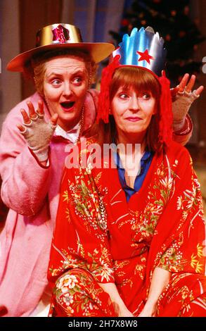 l-r: Gillian Hanna, Mary McCusker à L'ORIGINE DE L'ESPÈCE par Bryony Lavery au Drill Hall Arts Centre, Londres WC1 20/03/1985 présenté par Monstrous Regiment conception: Jenny Carey directeur: Nona Shepphard Banque D'Images