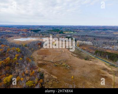 Photographie aérienne du lac Butler lors d'un matin d'automne couvert.Dundee, Wisconsin, États-Unis. Banque D'Images