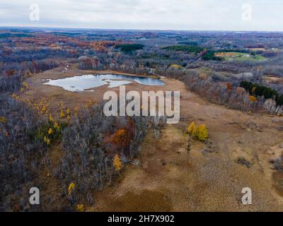 Photographie aérienne du lac Butler lors d'un matin d'automne couvert.Dundee, Wisconsin, États-Unis. Banque D'Images