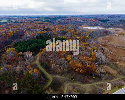 Photographie aérienne du lac Butler lors d'un matin d'automne couvert.Dundee, Wisconsin, États-Unis. Banque D'Images