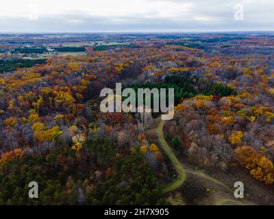 Photographie aérienne de Parnell Esker et de la forêt d'État de Kettle Moraine lors d'un matin d'automne couvert.Dundee, Wisconsin, États-Unis. Banque D'Images