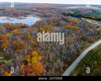 Photographie aérienne de Parnell Esker lors d'un matin d'automne couvert.Dundee, Wisconsin, États-Unis. Banque D'Images