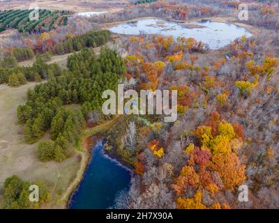 Photographie aérienne de Parnell Esker lors d'un matin d'automne couvert.Dundee, Wisconsin, États-Unis. Banque D'Images