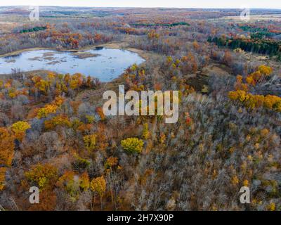 Photographie aérienne de Parnell Esker lors d'un matin d'automne couvert.Dundee, Wisconsin, États-Unis. Banque D'Images