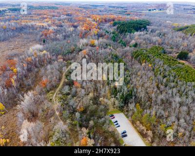 Photographie aérienne du lac Butler lors d'un matin d'automne couvert.Dundee, Wisconsin, États-Unis. Banque D'Images